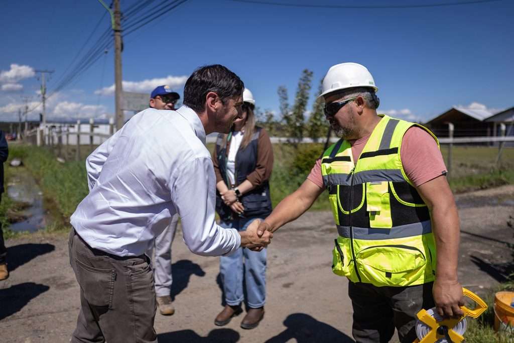 Subsecretario de Desarrollo Regional visitando obras y proyectos de recuperacion urbana en la Region de La Araucania