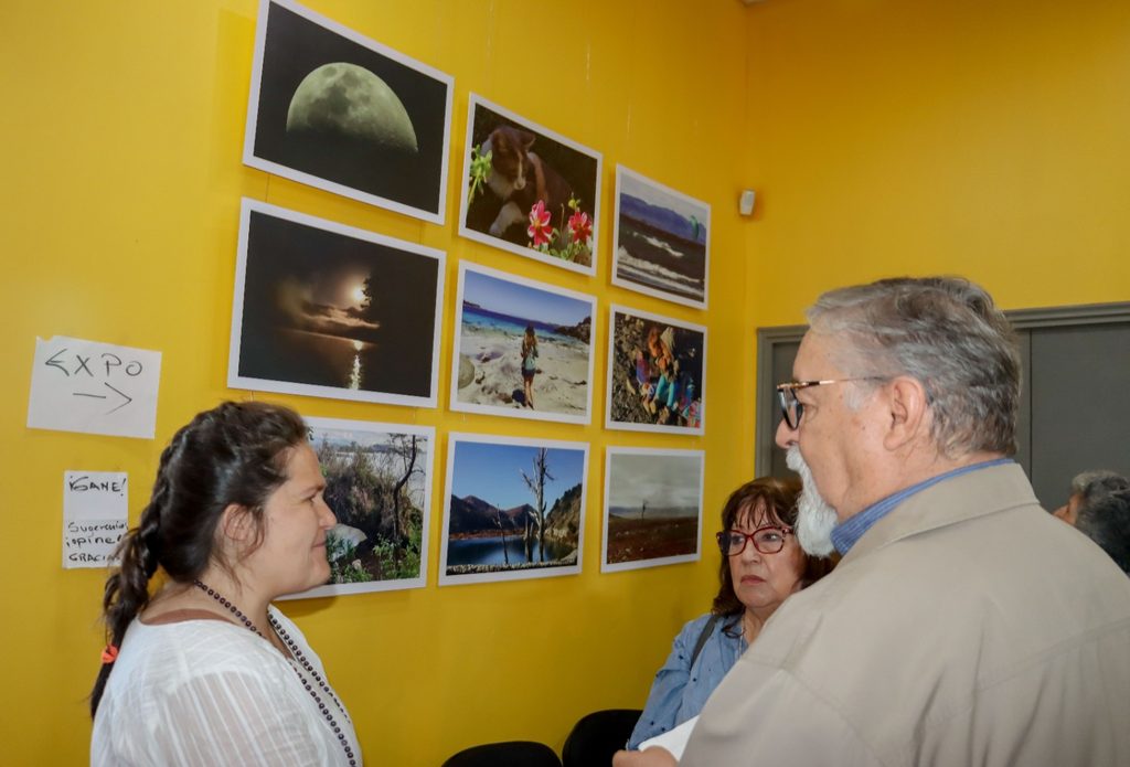 Adultos mayores del taller de fotografía UCAM inaugurando su exposición en el centro cultural de Villarrica