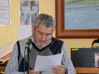 Adultos mayores del taller de fotografía UCAM inaugurando su exposición en el centro cultural de Villarrica