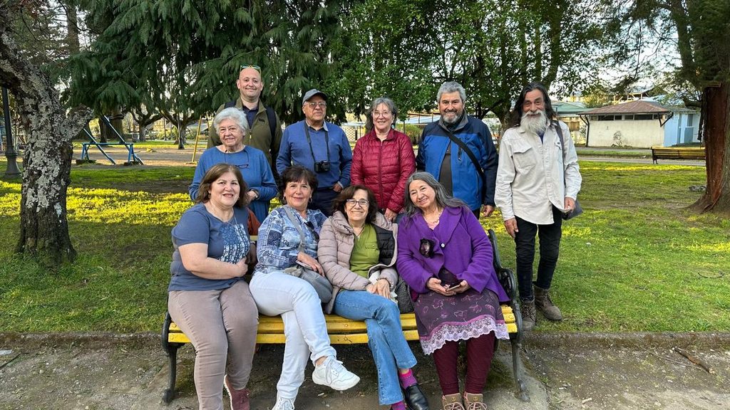 Adultos mayores del taller de fotografía UCAM inaugurando su exposición en el centro cultural de Villarrica