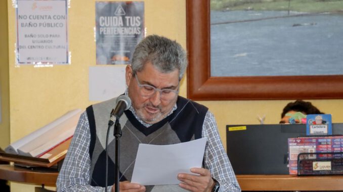 Adultos mayores del taller de fotografía UCAM inaugurando su exposición en el centro cultural de Villarrica