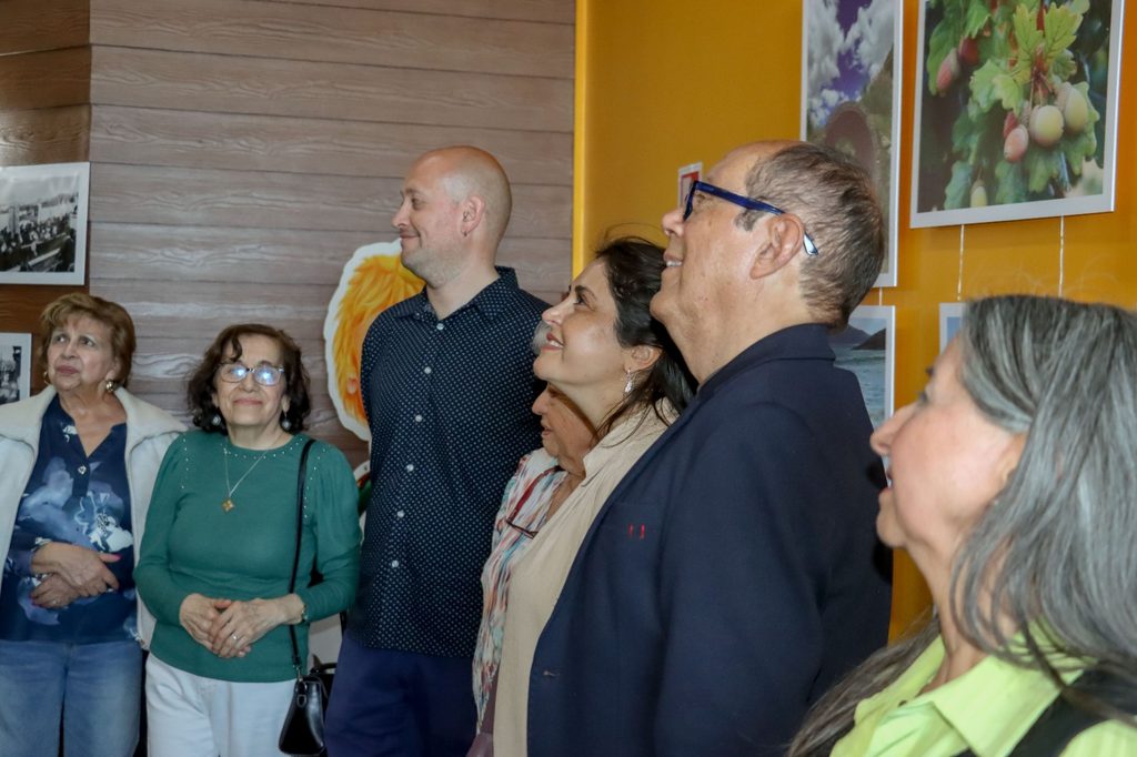 Adultos mayores del taller de fotografía UCAM inaugurando su exposición en el centro cultural de Villarrica