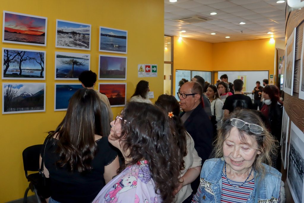 Adultos mayores del taller de fotografía UCAM inaugurando su exposición en el centro cultural de Villarrica