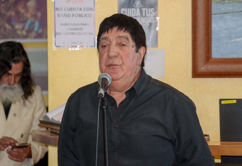 Adultos mayores del taller de fotografía UCAM inaugurando su exposición en el centro cultural de Villarrica