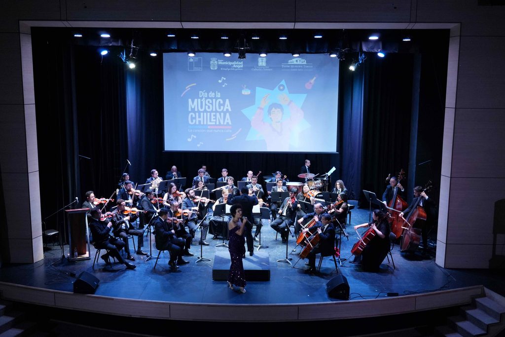 Asistentes en el Teatro Municipal de Angol durante el homenaje a la música chilena y a Cecilia La Incomparable.