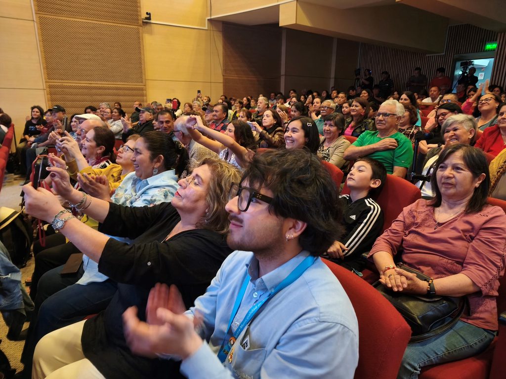 Asistentes en el Teatro Municipal de Angol durante el homenaje a la música chilena y a Cecilia La Incomparable.
