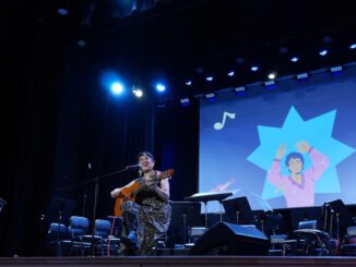 Asistentes en el Teatro Municipal de Angol durante el homenaje a la música chilena y a Cecilia La Incomparable.