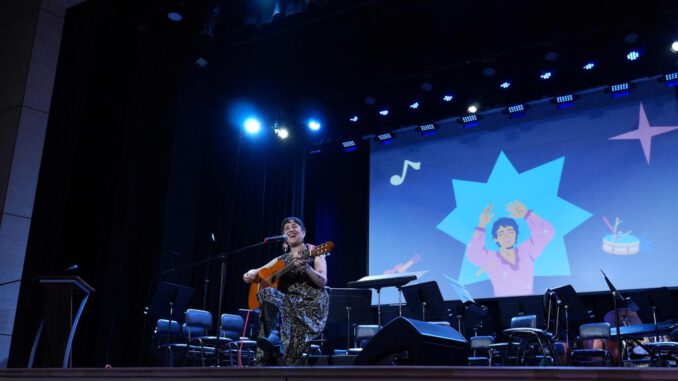Asistentes en el Teatro Municipal de Angol durante el homenaje a la música chilena y a Cecilia La Incomparable.