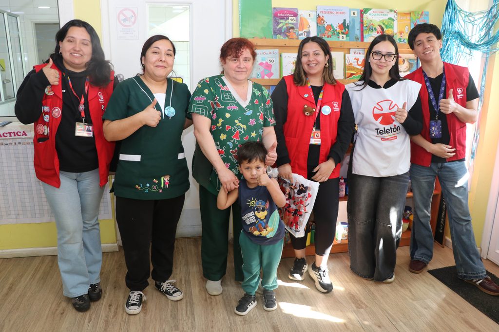 Teletín junto a los niños y niñas del Jardín Infantil Ardillitas en Villarrica promocionando la Teletón 2026.