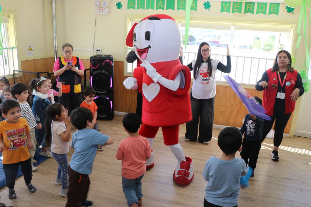 Teletín junto a los niños y niñas del Jardín Infantil Ardillitas en Villarrica promocionando la Teletón 2026.