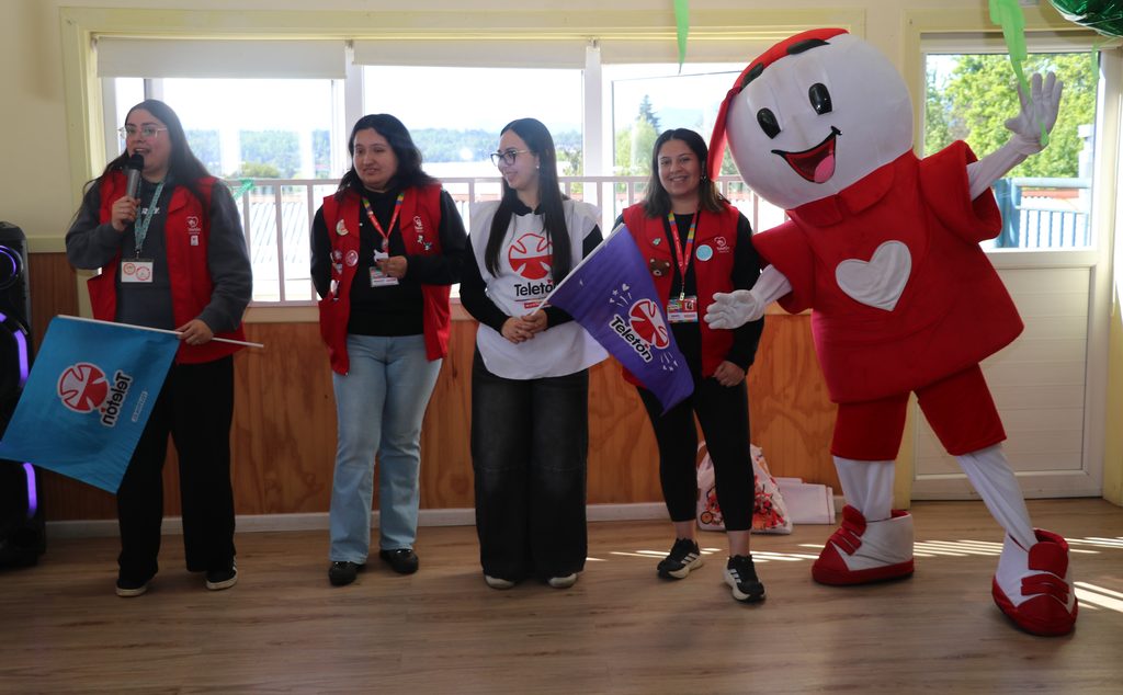 Teletín junto a los niños y niñas del Jardín Infantil Ardillitas en Villarrica promocionando la Teletón 2026.