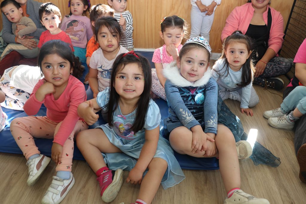 Teletín junto a los niños y niñas del Jardín Infantil Ardillitas en Villarrica promocionando la Teletón 2026.