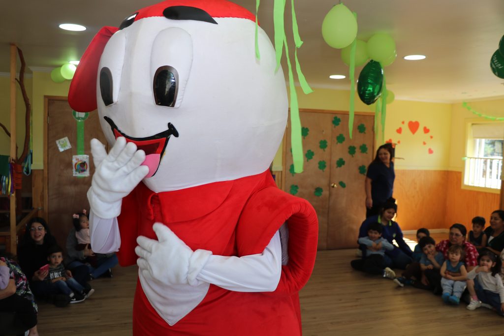 Teletín junto a los niños y niñas del Jardín Infantil Ardillitas en Villarrica promocionando la Teletón 2026.