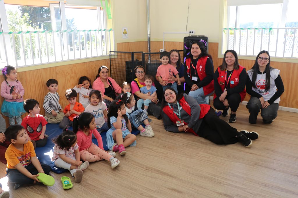 Teletín junto a los niños y niñas del Jardín Infantil Ardillitas en Villarrica promocionando la Teletón 2026.