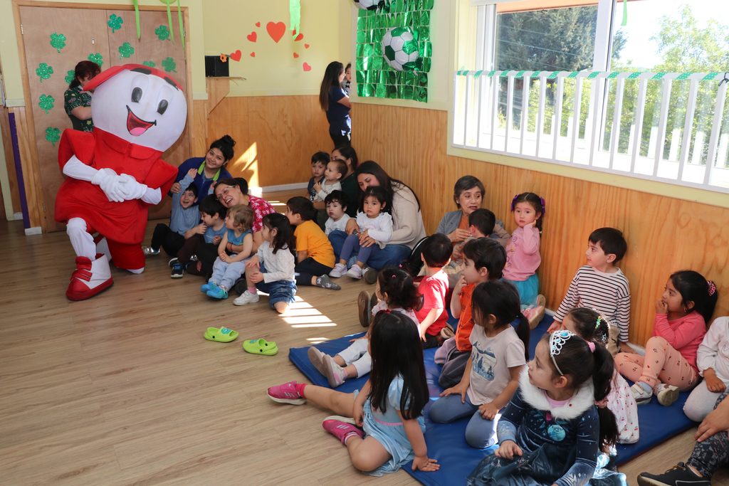 Teletín junto a los niños y niñas del Jardín Infantil Ardillitas en Villarrica promocionando la Teletón 2026.