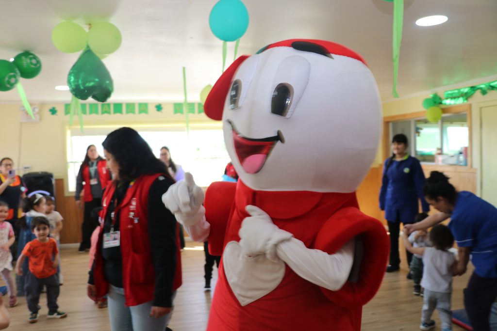 Teletín junto a los niños y niñas del Jardín Infantil Ardillitas en Villarrica promocionando la Teletón 2026.