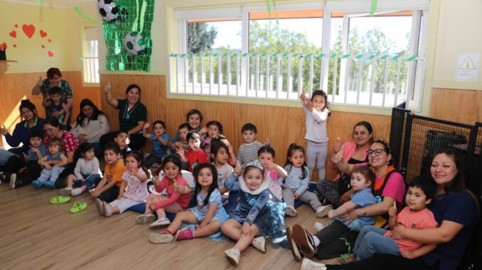 Teletín junto a los niños y niñas del Jardín Infantil Ardillitas en Villarrica promocionando la Teletón 2026.