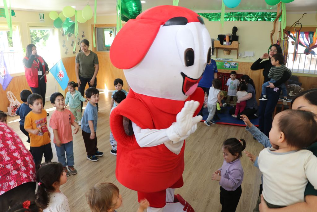 Teletín junto a los niños y niñas del Jardín Infantil Ardillitas en Villarrica promocionando la Teletón 2026.