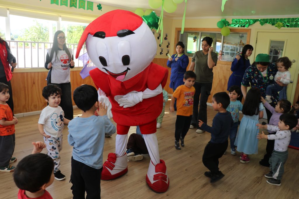 Teletín junto a los niños y niñas del Jardín Infantil Ardillitas en Villarrica promocionando la Teletón 2026.