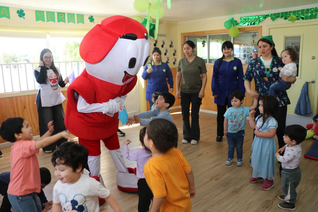 Teletín junto a los niños y niñas del Jardín Infantil Ardillitas en Villarrica promocionando la Teletón 2026.