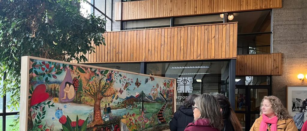 Ninos y familias en la inauguracion de la exposicion de arte de Teleton Temuco en el Teatro Municipal