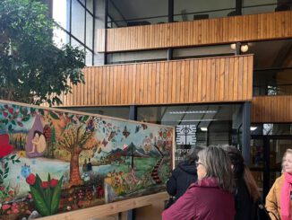 Ninos y familias en la inauguracion de la exposicion de arte de Teleton Temuco en el Teatro Municipal