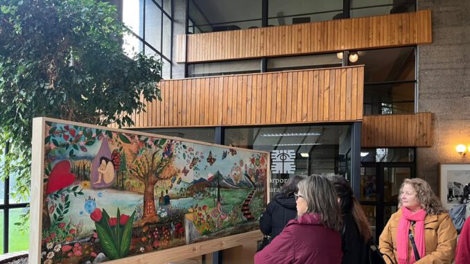 Ninos y familias en la inauguracion de la exposicion de arte de Teleton Temuco en el Teatro Municipal