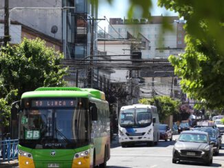 Buses eléctricos circulando por las calles de Temuco como parte de la modernización del transporte público.