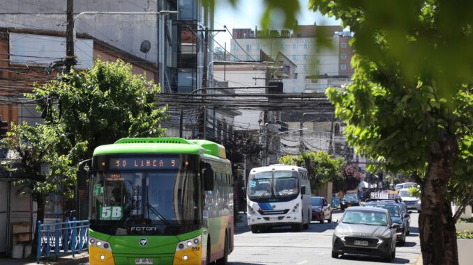 Buses eléctricos circulando por las calles de Temuco como parte de la modernización del transporte público.