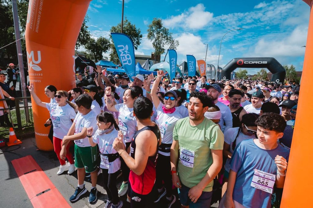Participantes listos para la Corrida y Caminata por el Cáncer en Temuco frente al Colegio Pumahue
