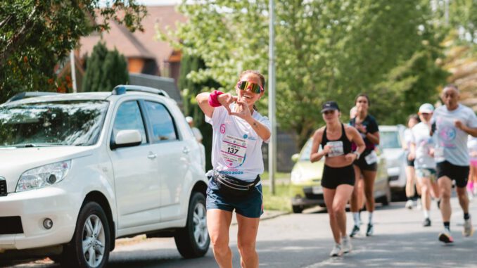 Participantes listos para la Corrida y Caminata por el Cáncer en Temuco frente al Colegio Pumahue