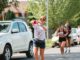 Participantes listos para la Corrida y Caminata por el Cáncer en Temuco frente al Colegio Pumahue
