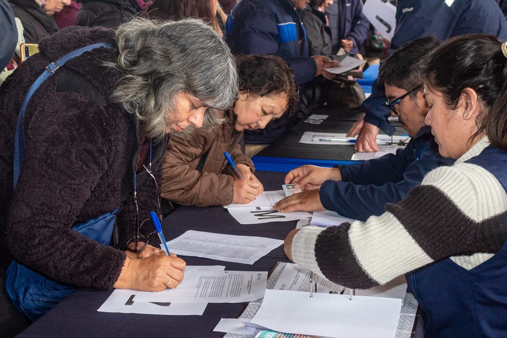 Autoridades y agricultores en la entrega del Bono de Emergencia Agrícola GORE 2026 en Teodoro Schmidt