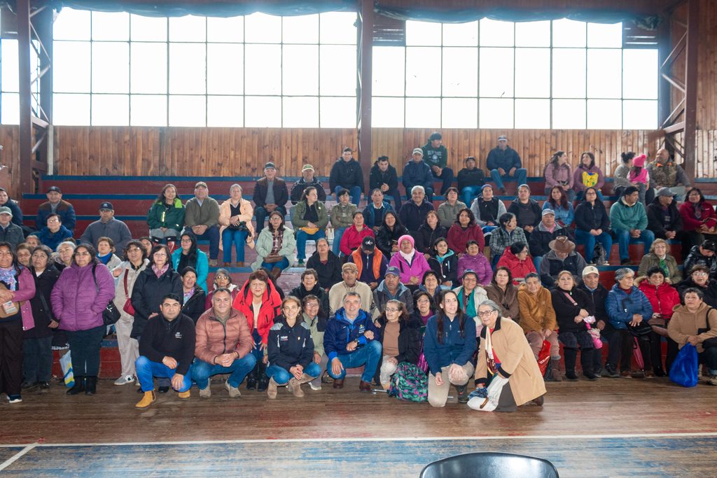 Autoridades y agricultores en la entrega del Bono de Emergencia Agrícola GORE 2026 en Teodoro Schmidt