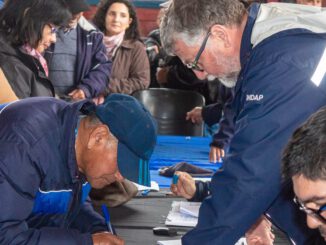 Autoridades y agricultores en la entrega del Bono de Emergencia Agrícola GORE 2026 en Teodoro Schmidt
