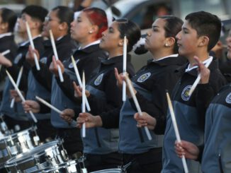 Presentacion de bandas de guerra escolares en el encuentro interregional de Tolten