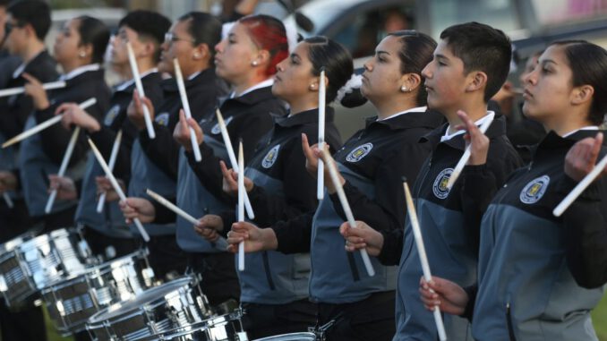 Presentacion de bandas de guerra escolares en el encuentro interregional de Tolten