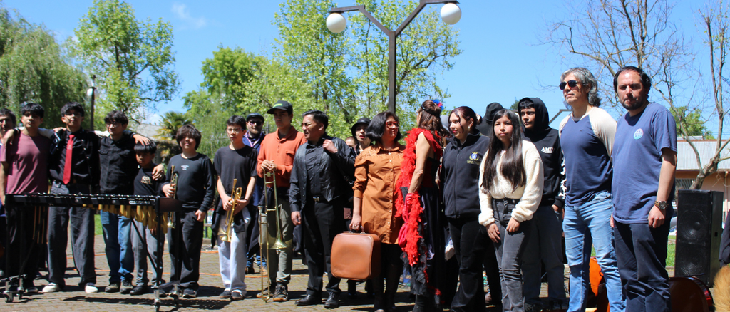 Intervención artística callejera en Traiguén con personajes históricos para impulsar el turismo local.