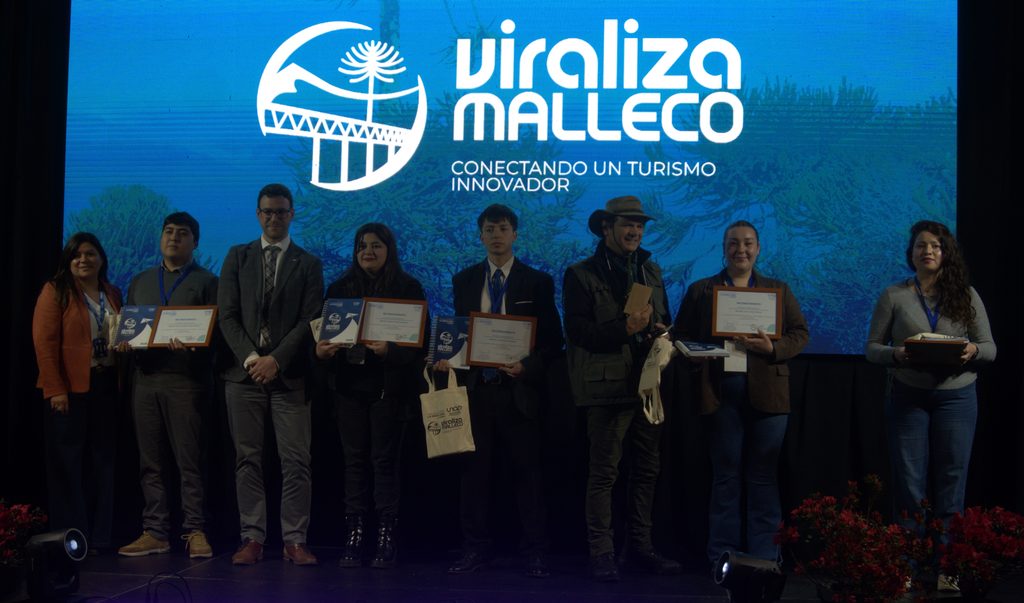 Jóvenes emprendedores turísticos de Malleco recibiendo certificación del programa Viraliza de Corfo