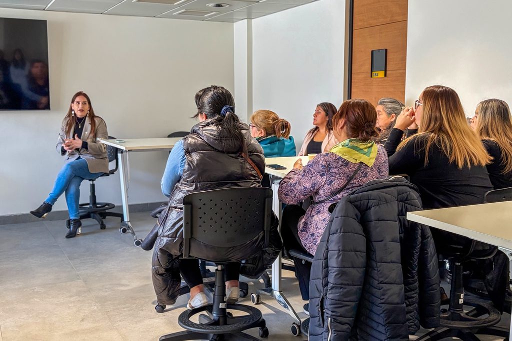 Mujeres mapuche participando en el conversatorio sobre la prevención del cáncer de mama organizado por la UCT en Padre Las Casas