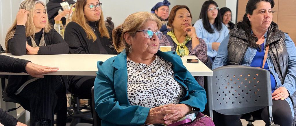 Mujeres mapuche participando en el conversatorio sobre la prevención del cáncer de mama organizado por la UCT en Padre Las Casas