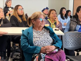 Mujeres mapuche participando en el conversatorio sobre la prevención del cáncer de mama organizado por la UCT en Padre Las Casas