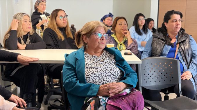 Mujeres mapuche participando en el conversatorio sobre la prevención del cáncer de mama organizado por la UCT en Padre Las Casas