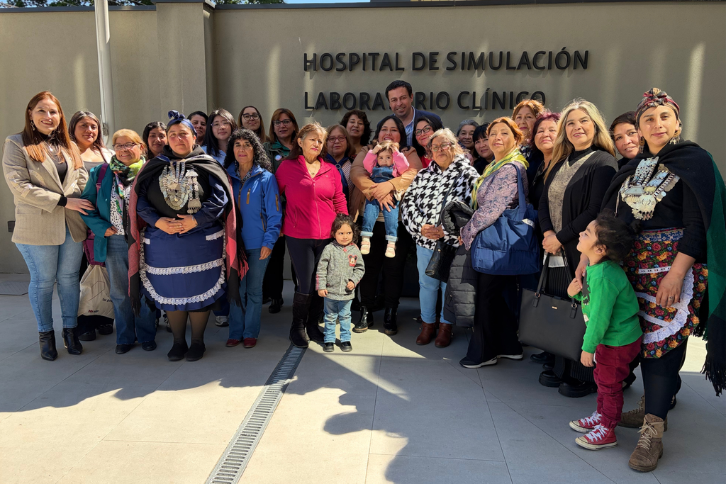 Mujeres mapuche participando en el conversatorio sobre la prevención del cáncer de mama organizado por la UCT en Padre Las Casas