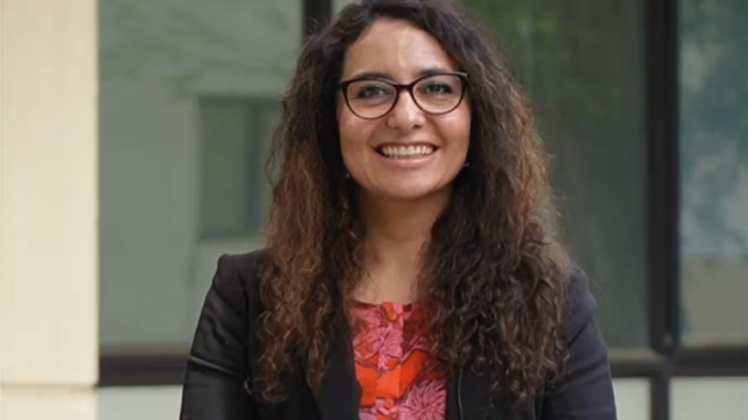 Investigadora de la UFRO utilizando un prototipo de inteligencia artificial para reconocer hongos silvestres en terreno.