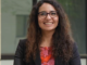 Investigadora de la UFRO utilizando un prototipo de inteligencia artificial para reconocer hongos silvestres en terreno.