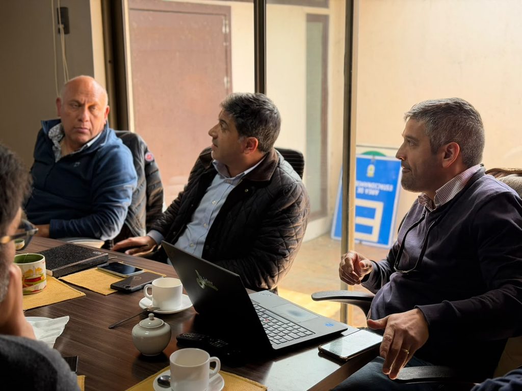 Reunion entre autoridades municipales y representantes de CMPC para presentar el sistema de monitoreo contra incendios forestales