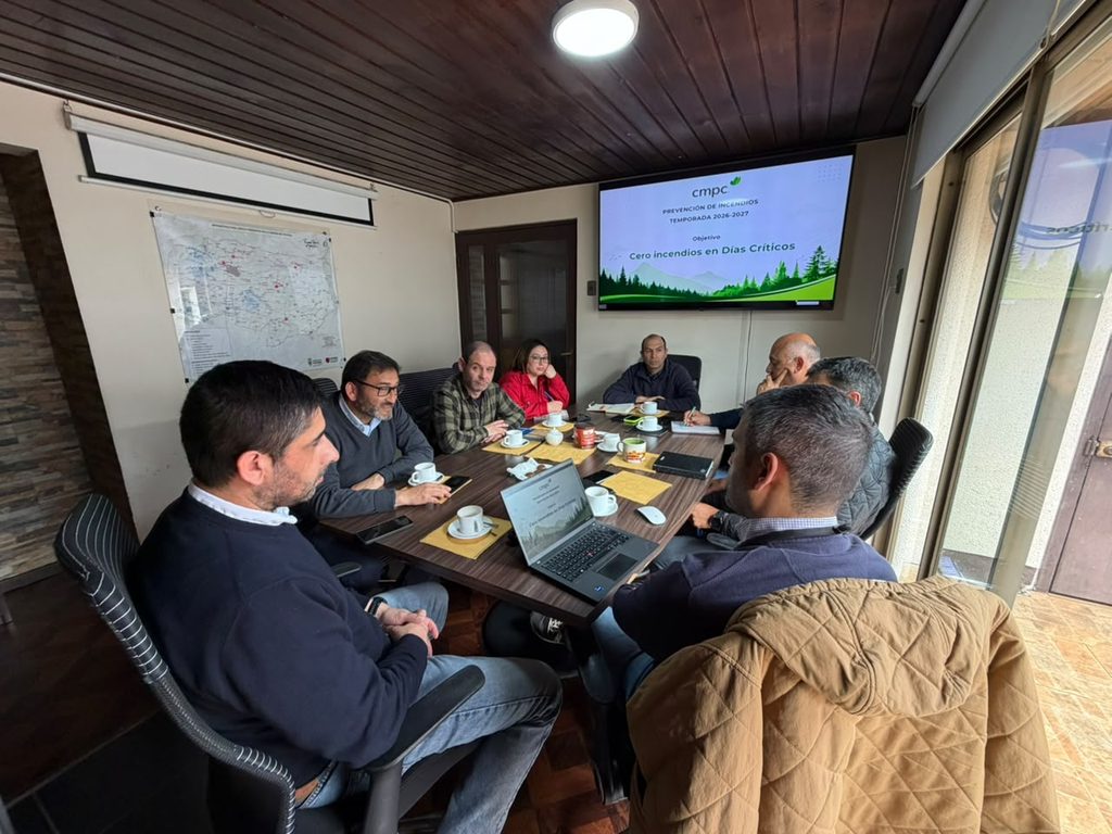 Reunion entre autoridades municipales y representantes de CMPC para presentar el sistema de monitoreo contra incendios forestales