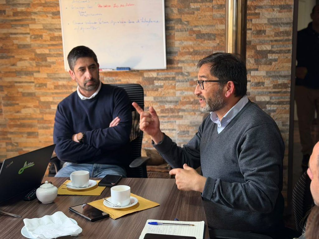 Reunion entre autoridades municipales y representantes de CMPC para presentar el sistema de monitoreo contra incendios forestales
