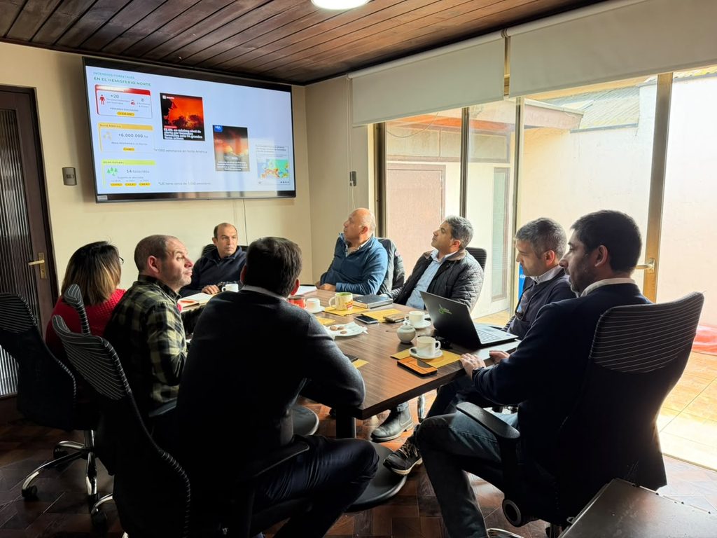 Reunion entre autoridades municipales y representantes de CMPC para presentar el sistema de monitoreo contra incendios forestales